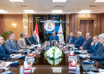 وزير الإنتاج الحربي يتابع تطوير شركات الذخائر ويؤكد تعزيز التصنيع المحلي