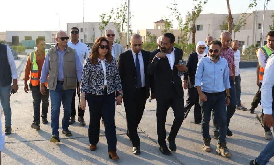 وزيرة التنمية المحلية والبيئة تتفقد مدينة العاشر للمخلفات وتوجه بتسريع تنفيذ المشروع