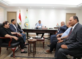 وزير الزراعة يبحث مع منتجي الدواجن تطوير الصناعة ودعم المربين