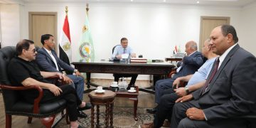 وزير الزراعة يبحث مع منتجي الدواجن تطوير الصناعة ودعم المربين