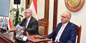 وزير الري يستعرض السياسة المائية المصرية أمام السفراء الجدد