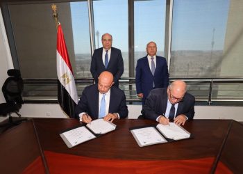 وزيرا النقل والطيران المدني يشهدان توقيع بروتوكول لتطوير وصيانة الممرات والطرق الداخلية بالمطارات