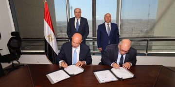 وزيرا النقل والطيران المدني يشهدان توقيع بروتوكول لتطوير وصيانة الممرات والطرق الداخلية بالمطارات