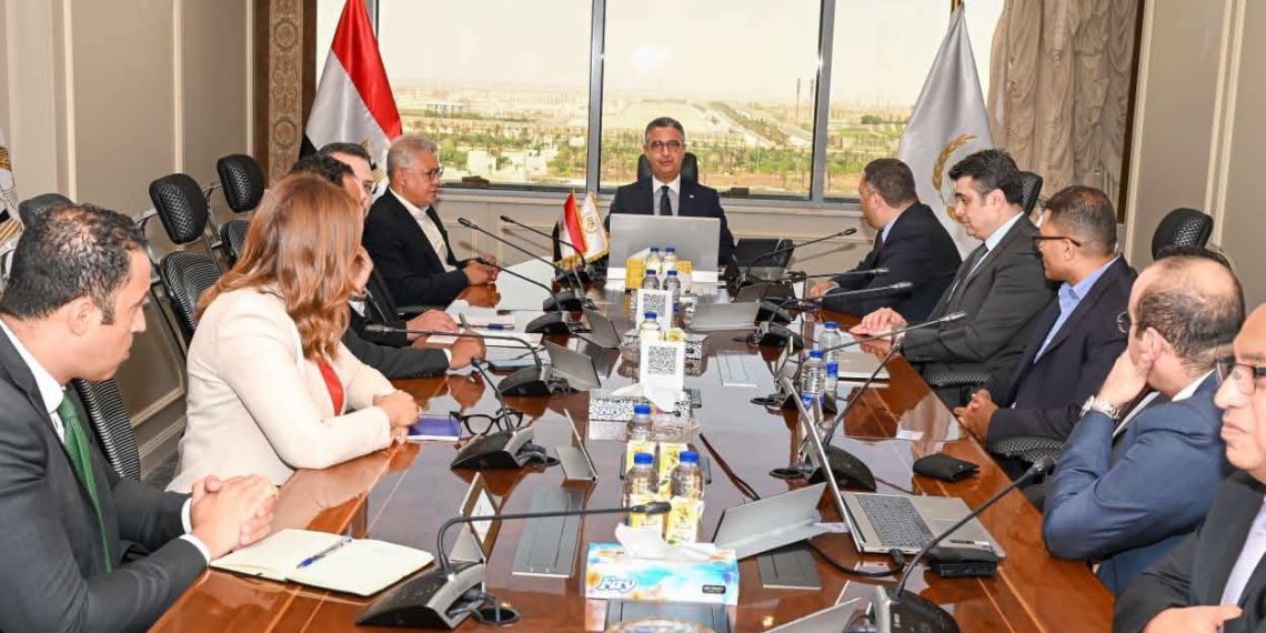 وزير التموين يبحث مع أورانج مصر التعاون في تنفيذ المشروع القومي “كاري أون”