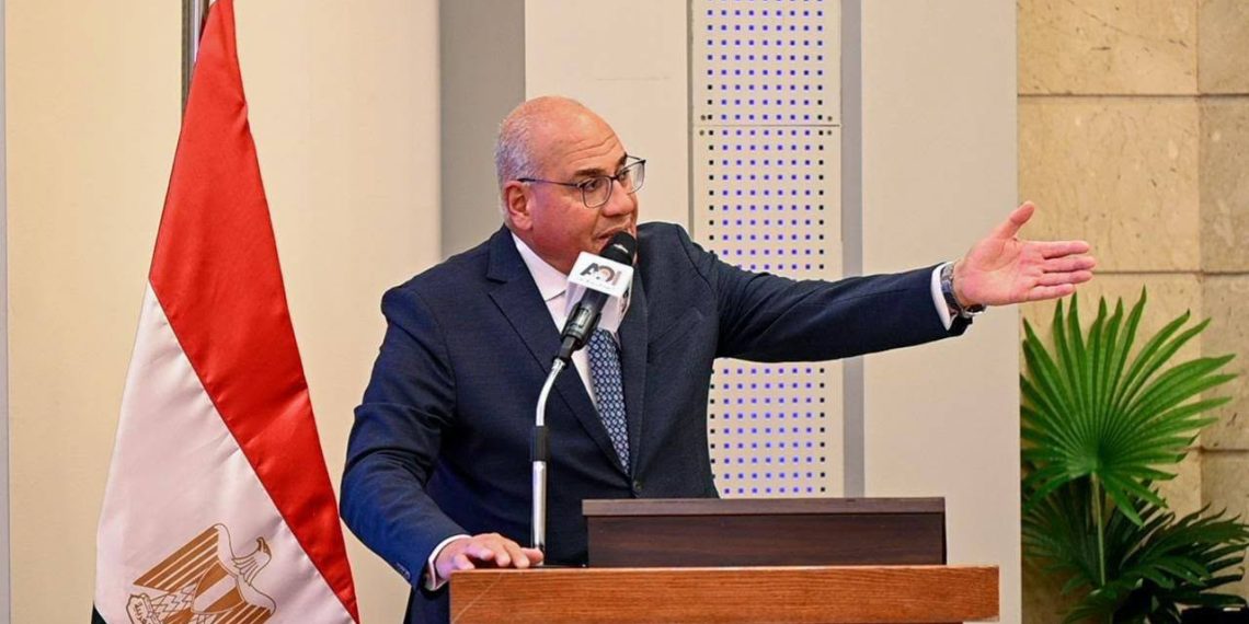 رئيس العربية للتصنيع يكرّم فريق ASUWind بعد فوزه بالمركز الثالث عالميًا في مسابقة توربينات الرياح
