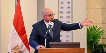 رئيس العربية للتصنيع يكرّم فريق ASUWind بعد فوزه بالمركز الثالث عالميًا في مسابقة توربينات الرياح