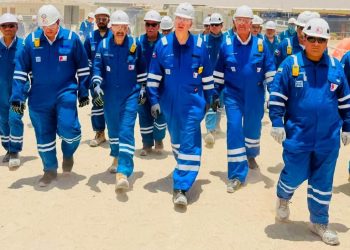 وزير البترول يتفقد مشروعًا تنفذه «بتروجت» بحقول النفط الإماراتية