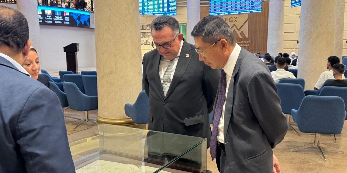 رئيس البورصة يبحث مع سفير سنغافورة سبل تعزيز التعاون المشترك بين الجانبين