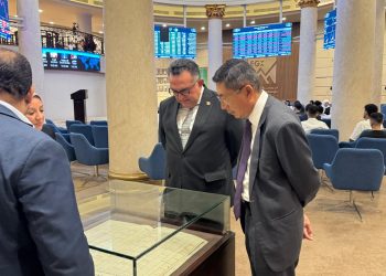 رئيس البورصة يبحث مع سفير سنغافورة سبل تعزيز التعاون المشترك بين الجانبين