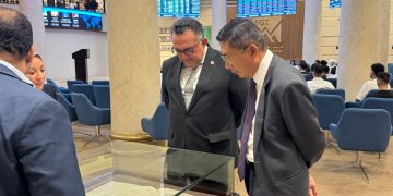 رئيس البورصة يبحث مع سفير سنغافورة سبل تعزيز التعاون المشترك بين الجانبين