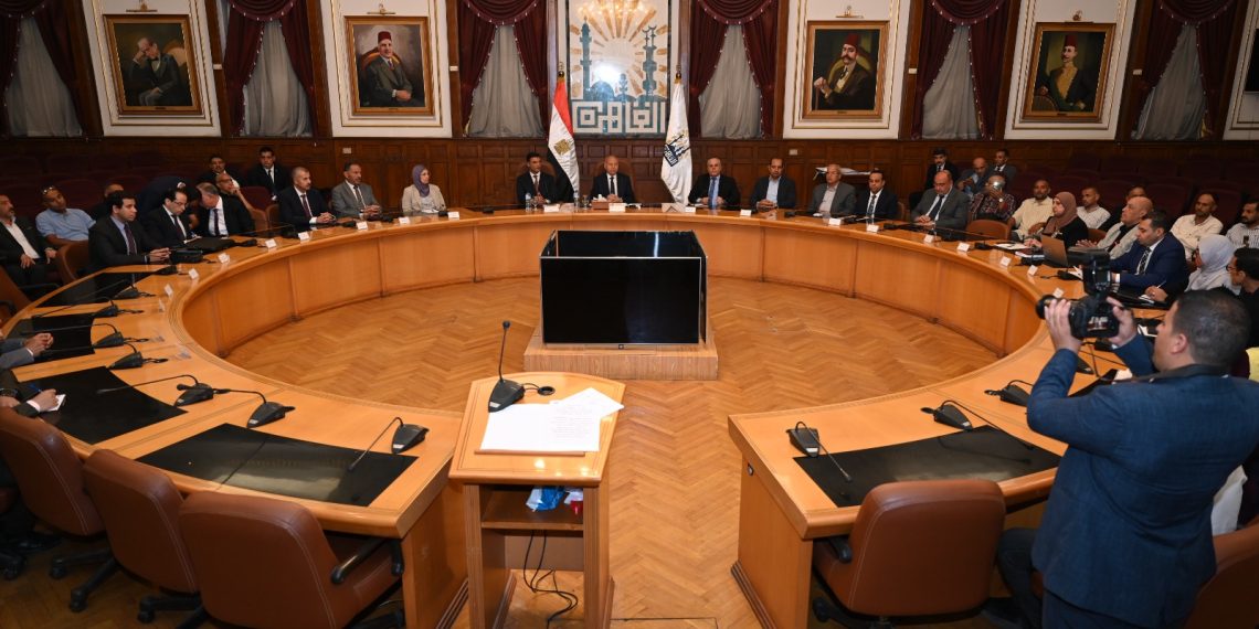 وزير الصناعة ومحافظ القاهرة يسلمان 40 عقد تقنين أوضاع لمصانع وورش شق الثعبانوزير الصناعة