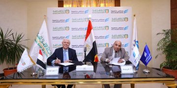 البنك الأهلي المصري يُطلق خدمة الطوارئ الطبية المتخصصة بالتنسيق مع مستشفى دار العروبة    أعلن البنك الأهلي المصري عن توقيع بروتوكول انشاء عيادة طوارئ طبية بدار البنك بمدينة نصر، وذلك بالتنسيق مع مستشفى دار العروبة والتي تعد إحدى المستشفيات التي تتميز بكفاءتها وخبرتها في تقديم خدمات الرعاية الصحية العاجلة. حضر التوقيع أحمد الملاح رئيس قطاع الخدمات المركزية ممثلا عن البنك في توقيع البرتوكول والدكتور مجدي ماهر مدير عام قطاع الخدمات الطبية بالبنك الأهلي المصري، وعلي يوسف إبراهيم رئيس مجلس إدارة مستشفى دار العروبة، الدكتور محمد عبد الكريم المدير التنفيذي لمستشفى دار العروبة.   وأشار الدكتور مجدي ماهر الى ان انشاء العيادة يأتي في إطار حرص البنك الأهلي المصري المستمر على الارتقاء بمنظومة الخدمات المقدمة لعملائه وعامليه، واستجابةً لاشتراطات وزارتي الصحة والشباب والرياضة بضرورة توافر خدمة طوارئ طبية متخصصة في المنشآت ذات الأنشطة الرياضية وفي مقدمتها حمامات السباحة  كما توفر العيادة خدمات الطوارئ الطبية على مدار ساعات العمل، من خلال طاقم طبي متخصص يتولى تجهيز العيادة وإدارتها وفق الإجراءات التشغيلية المعتمدة مع شركة الأهلي للخدمات الطبية، بما يكفل أعلى معايير الاستجابة السريعة والسلامة الصحية لجميع مرتادي المنشأة. علاوةً على ذلك، يتضمن البروتوكول إتاحة عيادة تخصصية تعمل وفق جدول زمني مُعدٍّ مسبقًا ومعتمد من إدارة الدار والقطاع الطبي بالبنك، مما يُوفّر خدمةً صحيةً متكاملةً تجمع بين الاستجابة العاجلة للطوارئ والرعاية التخصصية المنتظمة في مكان واحد. وأضاف أحمد الملاح أن إطلاق هذه الخدمة الطبية المتكاملة يؤكد التزام البنك الأهلي المصري بتوفير بيئة آمنة وصحية لجميع منتسبيه وزواره حيث لا يقتصر دور البنك على تقديم الخدمة المصرفية المتميزة بل يمتد ليشمل الاهتمام الكامل بسلامة الإنسان، مؤكدا الحرص على أن تنطلق هذه الخدمة وفق أعلى المعايير التشغيلية والطبية بالتنسيق مع شركة الأهلي للخدمات الطبية ومستشفى دار العروبة بما يعكس رؤيتنا في أن يكون البنك الأهلي المصري نموذجًا مؤسسيًا متكاملًا يضع رعاية الإنسان في صميم أولوياته. وأعرب الدكتور محمد عبد الكريم عن سعادته أن تكون المستشفى هي الشريك الطبي المعتمد للبنك الأهلي المصري في هذه المبادرة الرائدة فمستشفى دار العروبة تحمل تاريخًا راسخًا في تقديم الرعاية الصحية المتخصصة، حيث توظف هذه الخبرة المتراكمة لضمان استجابةً طبية سريعة وفعالة على مدار ساعات العمل من خلال طاقم طبي مدرب على أعلى مستوى بما يجعل من دار البنك الأهلي المصري منشأة رياضية واجتماعية تحتل السلامة الصحية فيها أولوية.