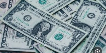 الدولار يعاود الارتفاع أمام الجنيه في بداية تعاملات الأربعاء