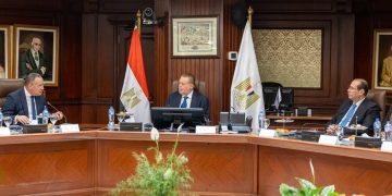 البنك المركزي ووزارة التعليم العالي يبحثان التوسع في «منحة علماء المستقبل»