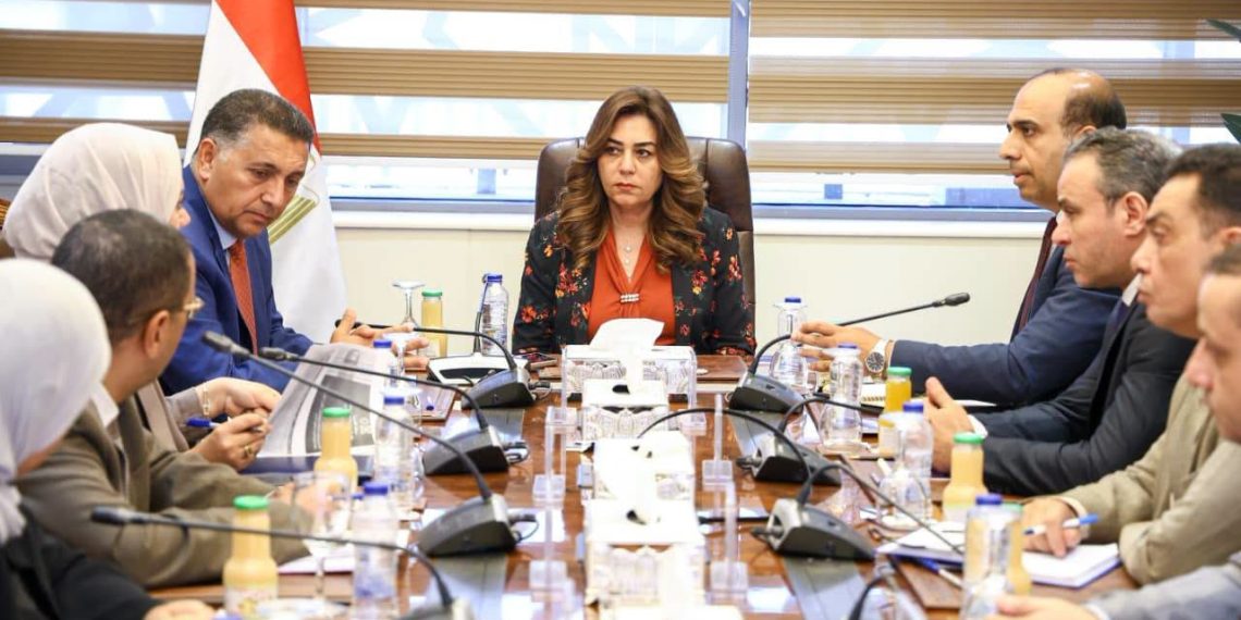 منال عوض تبحث تطوير منظومة المخلفات بالقليوبية