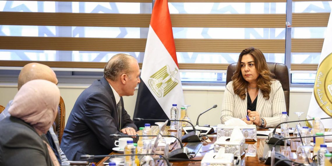 منال عوض تتابع تنفيذ مشروع مخلفات مصرف كيتشنر
