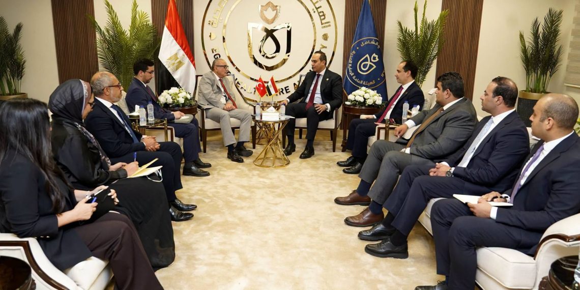 السبكي يبحث مع السفير التركي تعزيز التعاون الصحي والاستثمار