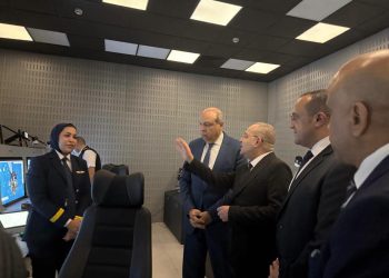 وزير الطيران يتابع التشغيل التجريبي للأنظمة الرادارية الحديثة بمطار القاهرة