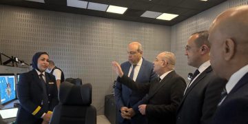 وزير الطيران يتابع التشغيل التجريبي للأنظمة الرادارية الحديثة بمطار القاهرة