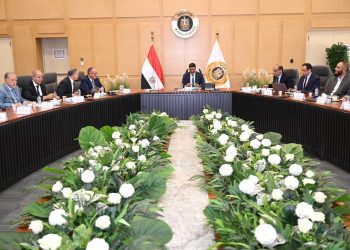 وزير الصناعة يبحث تحديات قطاع مواد البناء وزيادة الصادرات