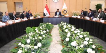 وزير الصناعة يبحث تحديات قطاع مواد البناء وزيادة الصادرات