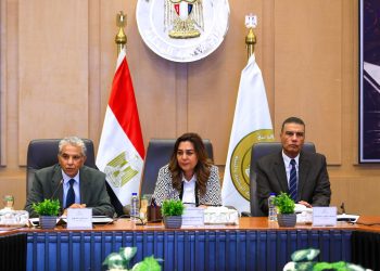 منال عوض تبحث تطوير «البلو هول» بدهب وفق نموذج للتنمية المستدامة