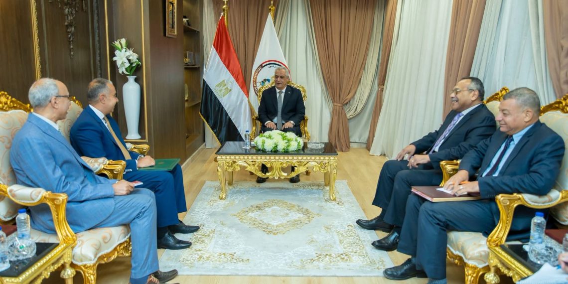 وزير الإنتاج الحربي يبحث مع سفير مصر بأوغندا تعزيز التعاون