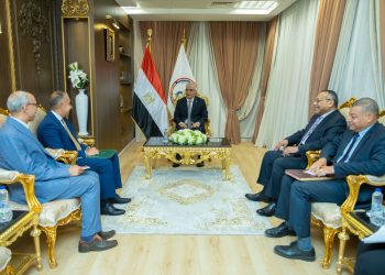 وزير الإنتاج الحربي يبحث مع سفير مصر بأوغندا تعزيز التعاون