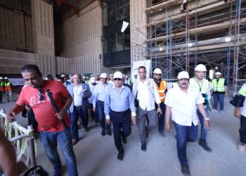 وزير النقل يتفقد الخط الأول للقطار الكهربائي السريع استعدادًا للتشغيل التجريبي