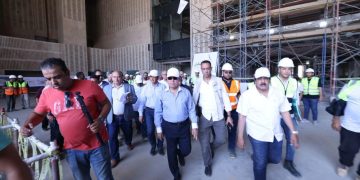 وزير النقل يتفقد الخط الأول للقطار الكهربائي السريع استعدادًا للتشغيل التجريبي