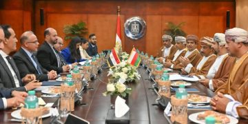 وزير الاستثمار يبحث تعزيز الشراكة مع سلطنة عمان