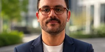 منصة Venduo تدعم التصدير والتحول الرقمي لقطاع الملابس في مصر  نجحت شركة Venduo المصرية الناشئة في الوصول بحجم التعاملات من خلال التواجد على منصتها إلى حوالي 40 مليون جنيه منذ إطلاقها، بينما بلغ حجم التعاملات خلال الستة أشهر الأولى من 2026 حوالي 20 مليون جنيه عبر المنصة الرقمية الأولى للتجارة بين الشركات في قطاع الأزياء والمنسوجات.  وتعليقًا على هذه النجاحات أكد خالد سلومة الشريك المؤسس والرئيس التنفيذي لـ Venduo على أن تلك التعاملات تمثل الصفقات المبرمة بين العلامات التجارية المحلية والأجنبية على المنصة وبين المصانع المصرية، قائلاً “تستهدف Venduo خلق قناة رقمية B2B Marketplace لتوصيل أصحاب العلامات التجارية والمصممين بالمصانع المختلفة واختيار المصنع الأفضل لتصنيع قطع الملابس والأزياء المختلفة وفق معايير محددة يضعها صاحب العلامة التجارية”  وأضاف “نجحنا خلال الفترة منذ تأسيس المنصة في استقطاب 8 آلاف علامة تجارية ومصمم للأزياء وأكثر من 2000 مصنع تقدم خدمات التصنيع للغير عبر المنصة الخاصة بنا وخلال السنوات الثلاثة القادمة تخطط الشركة للوصول بقاعدة عملائها إلى 100 ألف بين أصحاب العلامات التجارية والمصانع” مبينًا أن المصانع المتواجدة على المنصة تغطي أكثر من 30 تخصص مختلف تمثل الحزمة الكاملة لخدمات تصنيع الأزياء المطلوبة على اختلاف طبيعة المنتج ”  ومن خلال التسجيل على منصة Venduo يسهم ذلك في تحقيق أهداف الدولة المصرية في دمج الأنشطة الاقتصادية غير الرسمية ضمن الاقتصاد الرسمي للدولة حيث يسهم في  دخول تلك المصانع تحت المظلة الرسمية للاقتصاد المحلي.  وتابع سلومة “تعمل منصة Venduo كذلك على تعزيز التصدير للمنتج المصري حيث نجحنا خلال الفترة الماضية في الوصول بنسبة العلامات التجارية على المنصة لحوالي 30% من إجمالي العلامات التجارية التي تتعاون مع المصانع المحلية في مصر، مما يعزز من صادرات مصر من منتجات المنسوجات والأزياء للدول العربية في المنطقة”.  وأكد على أن المنصة تقوم بكافة الإجراءات الخاصة بالتزام المصانع المحلية بأعلى معايير الإنتاجية سواء على المستوى المحلي أو العالمي بما يتيح لتلك المصانع الوصول بمنتجاتها لأفضل الجودة الممكنة، وأردف قائلاً “يتيح الالتزام بالمعايير الأعلى للمصانع المصرية زيادة نسبة إنتاجها محليًا وبالتالي القدرة على جذب مزيد من العلامات التجارية، وتوفير فرص عمل أكثر، والمساهمة بشكل مباشر في تحسين الاقتصاد المحلي ويظهر ذلك جليًا في تعاون المصانع المدرجة على المنصة مع عدد من أبرز العلامات التجارية العالمية منها زارا، ماسيمو دوتي، أديداس، مانجو، نايك، بول أند بير، بيرشكا، ديفاكتو، وغيرها من العلامات العالمية والمحلية”  تتيح منصة Venduo للعلامات التجارية المحلية والأجنبية الوصول لقاعدة البيانات والمواصفات المطلوبة وسهولة التواصل مع المصانع ووضع معاييرها الخاصة بالمجان تمامًا، حيث تعتمد على اشتراكات ثابتة سنويًا من المصنع مهما كان عدد الطلبات التي تتلقاها من خلال المنصة.  وتمثل المنصة توظيف واضح لأدوات التحول الرقمي في واحد من اكثر القطاعات نموًا في الاقتصاد المحلي حيث يبلغ حجم سوق الأزياء المصري نحو 1.56 مليار دولار، مع معدل نمو سنوي يبلغ 8% حتى عام 2031، وفقًا لمنصة “كوجنتيف” لأبحاث السوق.