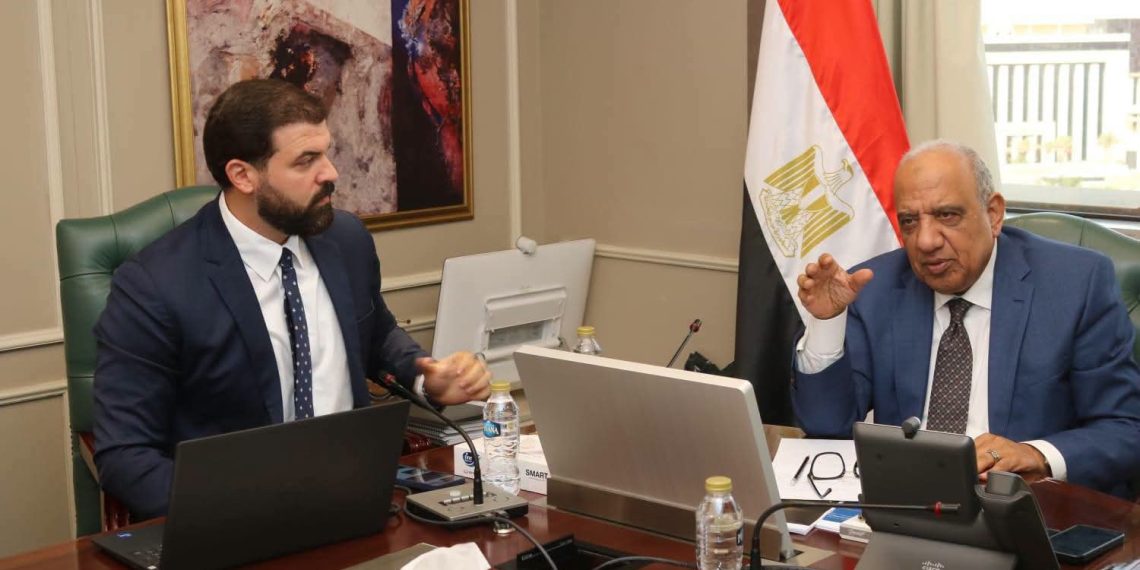 «الكهرباء» تبحث توفير الطاقة لمشروع مركز بيانات عالمي