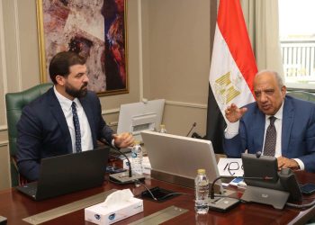 «الكهرباء» تبحث توفير الطاقة لمشروع مركز بيانات عالمي