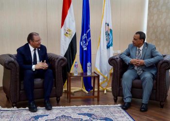 رئيس «الاعتماد والرقابة الصحية» ومحافظ أسوان يبحثان تحديات التأمين الصحي الشامل بعد عام من انطلاقه