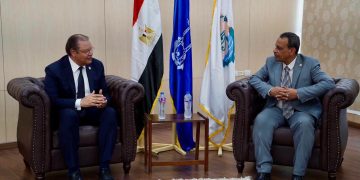 رئيس «الاعتماد والرقابة الصحية» ومحافظ أسوان يبحثان تحديات التأمين الصحي الشامل بعد عام من انطلاقه