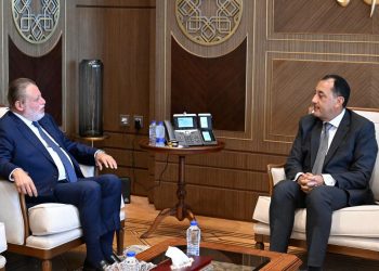 رئيس الوزراء يبحث مع محافظ البنك المركزي ملفات العمل المشتركة