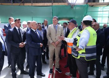 وزيرا النقل المصري والفرنسي يتفقدان مجمع ألستوم ببرج العرب