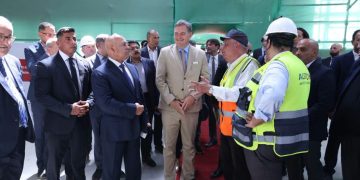 وزيرا النقل المصري والفرنسي يتفقدان مجمع ألستوم ببرج العرب