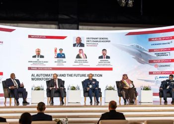 وزير الطيران: الذكاء الاصطناعي يعيد تشكيل وظائف قطاع الطيران