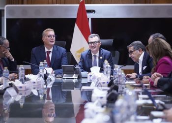 التخطيط والبترول يبحثان زيادة الإنتاج وتحسين خدمات المواطنين