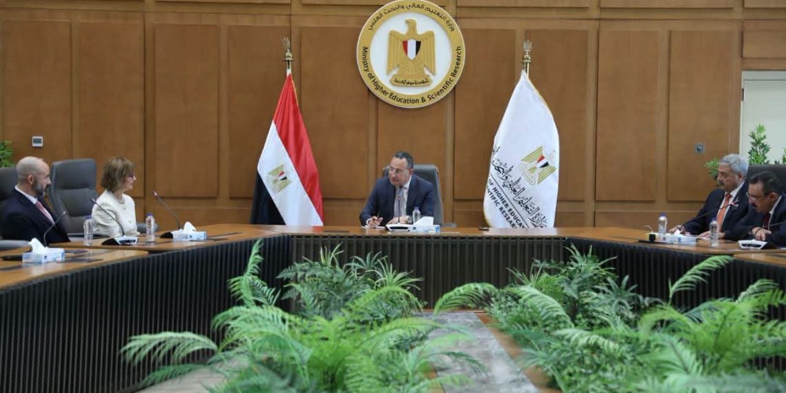 وزير التعليم العالي يبحث تعزيز التعاون مع فيليبس