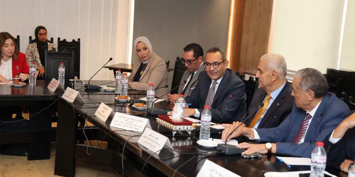 جهاز تنمية المشروعات يبحث مع رجال الأعمال دعم المشروعات الصغيرة