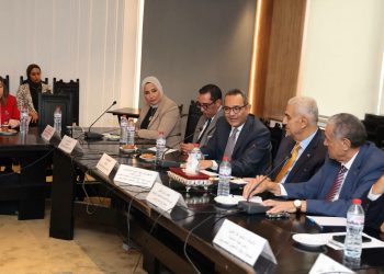 جهاز تنمية المشروعات يبحث مع رجال الأعمال دعم المشروعات الصغيرة