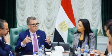 مباحثات للتوسع في برامج التمكين الاقتصادي للأسر الأولى بالرعاية