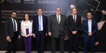العربي الأفريقي الدولي يطبق منصة IBM Safer Payments لتعزيز مكافحة الاحتيال   قام البنك العربي الافريقي الدولى بتطوير منظومة أمن المدفوعات الرقمية وتعزيز قدراته في مكافحة الاحتيال المالي، بالتعاون مع IBM و TECH-HUB،  في خطوة مهمة ضمن جهود البنك المستمرة لتطوير منظومة إدارة المخاطر وتعزيز مستويات الأمان عبر قنواته المصرفية الرقمية، بما يتوافق مع أفضل الممارسات والمعايير الدولية. وفي إطار هذا التعاون نجح البنك في تنفيذ مشروع متكامل لتطبيق وتشغيل منصة IBM Safer Payments المتخصصة في كشف الاحتيال والوقاية منه، ليصبح البنك العربى الافريقى الدولى ضمن البنوك الرائدة  في مصر التي نجحت في تفعيل المنصة وتحقيق نتائج ملموسة شملت الحد من خسائر الاحتيال، ورفع كفاءة ودقة اكتشاف المعاملات المشبوهة، وتقليل معدلات الإنذارات غير الدقيقة، إلى جانب تعزيز الكفاءة التشغيلية. وقد أسهمت هذه النتائج في تسريع الاستجابة للمخاطر المحتملة وتوفير تجربة مصرفية أكثر أمانًا عبر قنوات الدفع المختلفة. وفي ظل النمو المتسارع للخدمات المصرفية الرقمية والزيادة المستمرة في حجم المعاملات المالية، إلى جانب تطور أساليب الاحتيال وتعقيدها، يواصل البنك العربى الافريقى الدولى تطوير قدراته الرقابية والتشغيلية من خلال تبني حلول متقدمة تعتمد على تقنيات الذكاء الاصطناعي والتعلم الآلي، بما يعزز قدرته على رصد المخاطر والتصدي لها بكفاءة وفاعلية. وتوفر منصة IBM Safer Payments مزايا متطورة لتحليل أنماط وسلوك المعاملات بشكل مستمر، من خلال نماذج ذكية قادرة على التعلم والتكيف واكتشاف الأنماط المشبوهة والمؤشرات غير الطبيعية، بما يتيح اتخاذ قرارات فورية تسهم في منع العمليات الاحتيالية والتصدي لها في الوقت الفعلي، وبمستويات عالية من الدقة قبل تأثيرها على العملاء أو العمليات المصرفية. وتولت IBM، بالتعاون مع TECH-HUB وبدعم من فريق IBM Expert Labs Services، تنفيذ عملية دمج المنصة مع البنية التحتية الحالية للمدفوعات والأنظمة المصرفية الأساسية بالبنك، بما يضمن أعلى مستويات التكامل والكفاءة التشغيلية. كما شمل المشروع تطبيق منظومة متطورة للمراقبة اللحظية للمعاملات، وتفعيل آليات ذكية لاتخاذ قرارات مكافحة الاحتيال، إلى جانب إنشاء بنية تقنية قابلة للتوسع تدعم خطط البنك المستقبلية للنمو والتطوير. وقد أسهمت الخبرات التكنولوجية المتقدمة لشركة IBM، إلى جانب القدرات التنفيذية لشركة TECH-HUB، في تسريع تنفيذ المشروع وتعظيم الاستفادة منه، بما يعزز جاهزية البنك لمواكبة التطورات المتسارعة في القطاع المصرفي الرقمي ويدعم استدامة أعماله. ويعكس هذا الإنجاز التزام البنك العربى الافريقى الدولى بمواصلة الاستثمار في التكنولوجيا، وتعزيز قدراته في إدارة المخاطر، وتطوير نموذج تشغيلي أكثر مرونة واعتمادًا على البيانات، بما يدعم اتخاذ القرار ويرتقي بمستوى الخدمات المقدمة للعملاء، ويعزز قدرة البنك على مواجهة التحديات الرقمية المتغيرة بكفاءة وفاعلية.