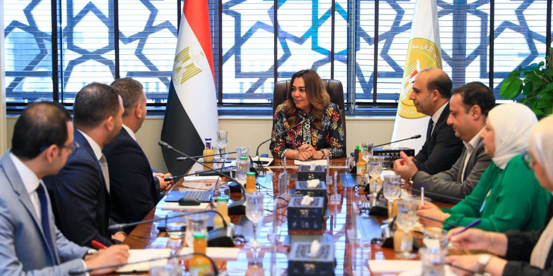 منال عوض تبحث الحلول الرقمية لتفعيل منظومة المسؤولية الممتدة للمنتج