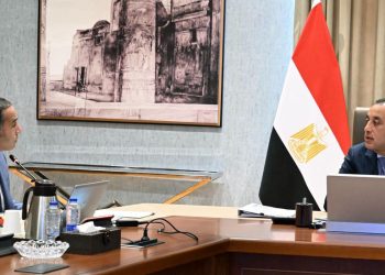 رئيس الوزراء يبحث تطورات الأنشطة المالية غير المصرفية وتعزيز إسهامها في الاقتصاد
