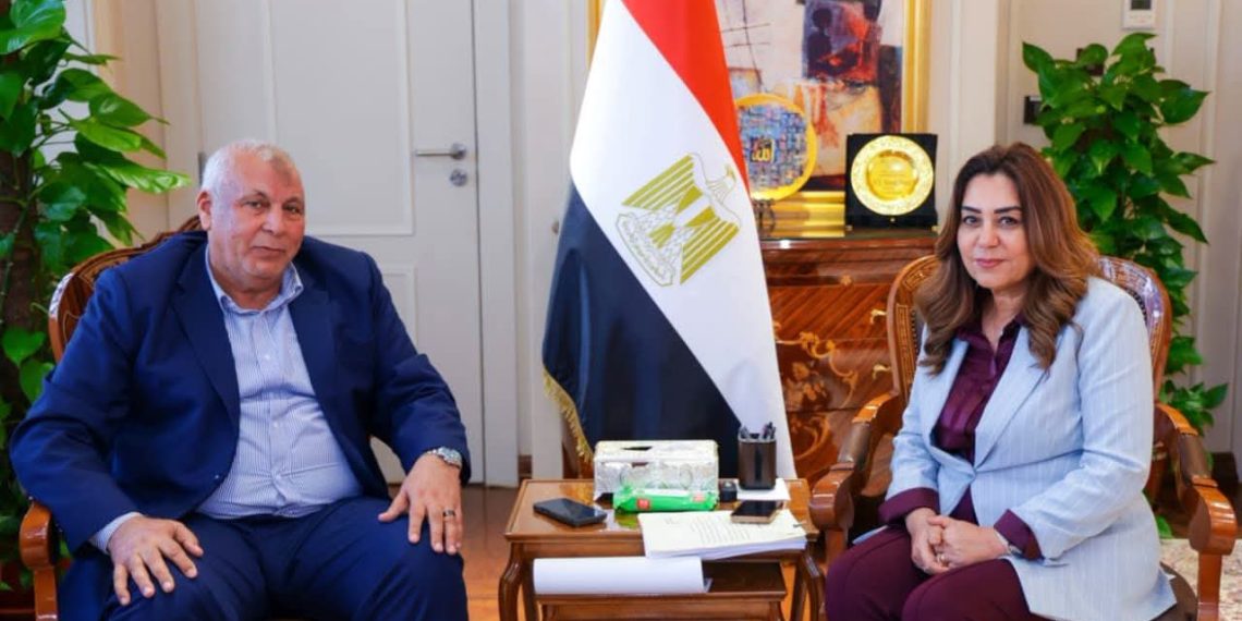 متابعة مشروعات التنمية والخدمات بمطروح