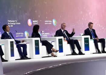 كريم بدوي: مصر تستهدف زيادة إنتاج الطاقة وجذب الاستثمارات
